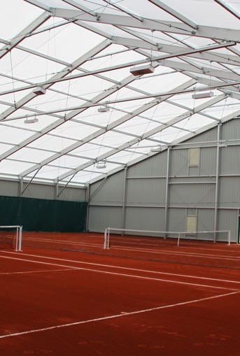 Courts de tennis couverts par un bâtiment métallo textile